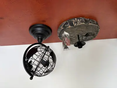 Wereldbol, houten kandelaar en kristal – kavel bij GSD Auctions, Zoeterwoude
