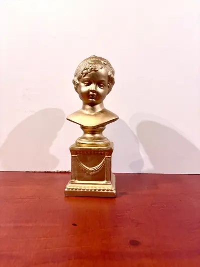 Jongen buste van jonge in goudkleurig – kavel bij GSD Auctions, Zoeterwoude