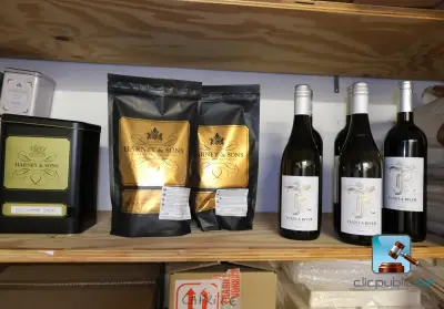 Set met flessen wijn en dozen thee – kavel bij Clicpublic