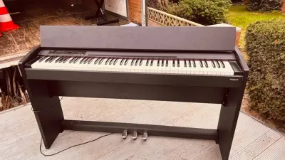 Piano et tabouret – kavel bij Auctionline