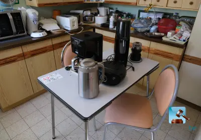Partij huishoudelijke apparaten en serviesgoed – kavel bij Clicpublic