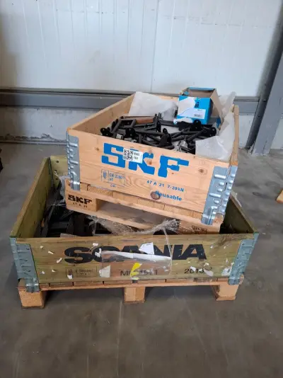 Partij metalen schap/ophang materiaal zwart gemoffeld – kavel bij Onlineveilingmeester, Hoogeveen