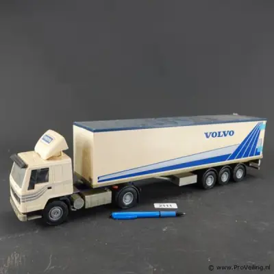 Groot Volvo vrachtwagen schaalmodel – kavel bij ProVeiling, Wageningen