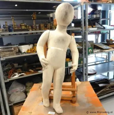 Flexibele en verstelbare stoffen kinderpaspop (mannequin) – kavel bij ProVeiling, Wageningen