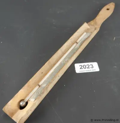 Oude houten kwikthermometer gemonteerd op een gevormde houten achtergrond met een glazen buis en een metalen schaalverdeling – kavel bij ProVeiling