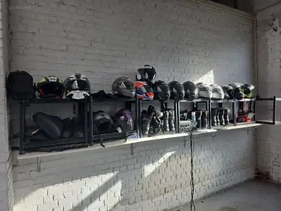 Resterende inhoud lokalen kazerne IXS, MDS, Eole – kavel bij Auctim, Saive