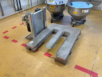 Wtt Plateau lifter – kavel bij Dome Auctions, Neuss