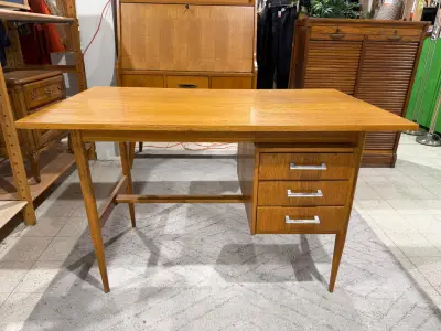Vintage houten jaren 60 bureau met laden – kavel bij De Kringwinkel, Heusden