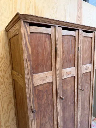 Vintage houten lockerkast uit Sint-Niklaasinstituut Anderlecht – kavel bij De Kringwinkel, Heusden