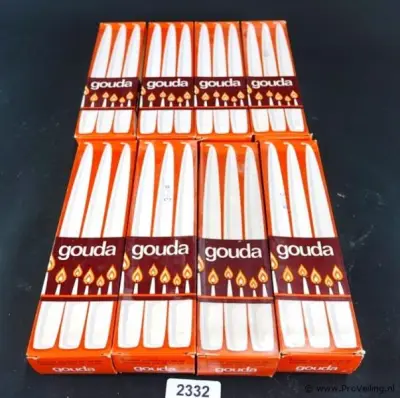 Partij zware Gouda kaarsen in originele dozen lengte 24,5 diameter 2,2 cm – kavel bij ProVeiling