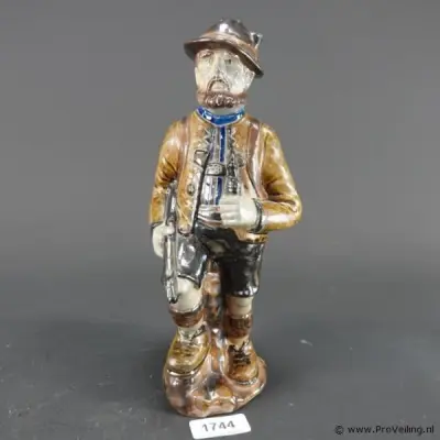 Vintage keramisch beeld van een jager in Italiaans Capodimonte-stijl – kavel bij ProVeiling, Wageningen
