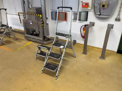 stair (2x) – kavel bij Dome Auctions, Neuss