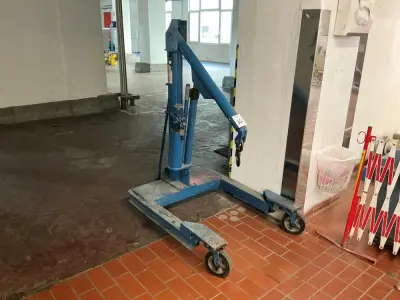 Garage crane – kavel bij Dome Auctions, Neuss