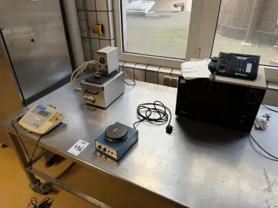 Various laboratory equipment – kavel bij Dome Auctions, Neuss