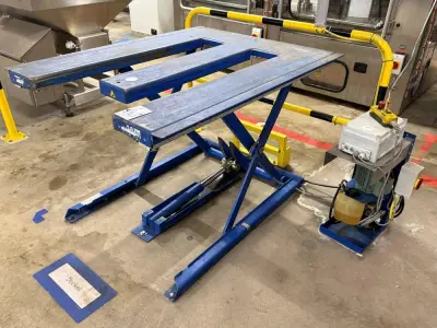 Lifting platform – kavel bij Dome Auctions, Neuss