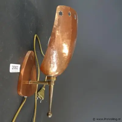 Vintage mid-century wandlamp van handgehamerd koper met messing details – kavel bij ProVeiling