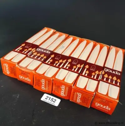 Partij Gouda kaarsen in originele dozen 24,5cm lang diameter 2,2cm – kavel bij ProVeiling