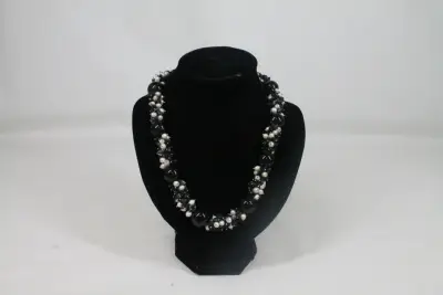Sierlijke ketting met zwarte en witte kralen – kavel bij De Kringwinkel, Brecht