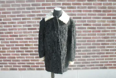 Vintage astrakan bontjas – kavel bij De Kringwinkel, Brecht