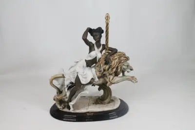 Porseleinen beeld: Black Orchid – kavel bij De Kringwinkel, Brecht