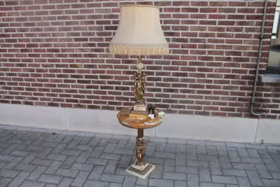 Antieke lamp met marmeren tafeltje en klassieke figuren – kavel bij De Kringwinkel, Brecht