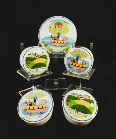 Set Villeroy & Boch, Design Naif, 4+1 porseleinen dozen van Gérard Laplau – kavel bij De Kringwinkel, Turnhout