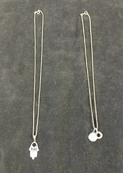 Set van twee zilveren kettingen met hangers – kavel bij De Kringwinkel, Turnhout