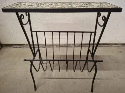 Mid-century bijzettafel met mozaiek tegelblad en geïntegreerde tijdschriftenhouder – kavel bij De Kringwinkel, Gent