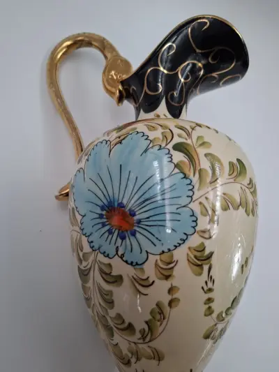 Vintage handbeschilderde schenkkan van Hubert Becquet – kavel bij De Kringwinkel, Gent