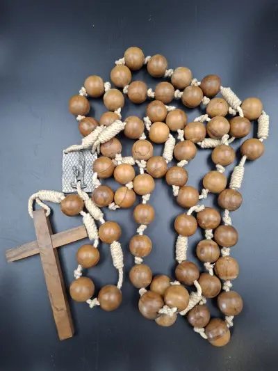 Grote houten rozenkrans met kruis en metalen medaille – kavel bij De Kringwinkel, Gent