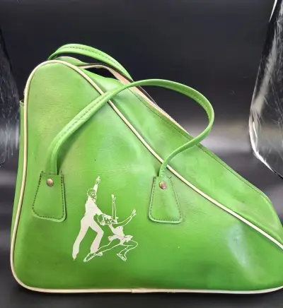 Groene 70ies sporttas met kunstschaatsen – kavel bij De Kringwinkel, Gent