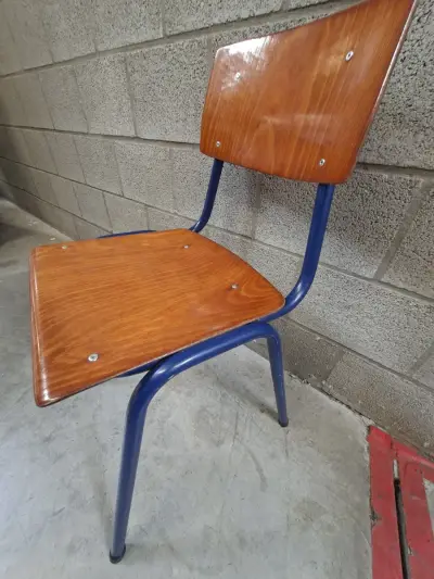 Mid-century industriële schoolstoel van het merk OBO – kavel bij De Kringwinkel, Gent