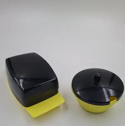 Retro plastic botervlootje en confiruurpotje in geel en zwart – kavel bij De Kringwinkel, Gent