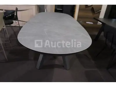 Tabel – kavel bij Auctelia, Mont-de-l'Enclus
