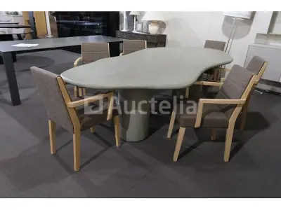 Tafel met stoelen gedekt – kavel bij Auctelia, Mont-de-l'Enclus