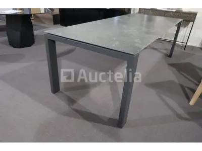 Tabel – kavel bij Auctelia, Mont-de-l'Enclus