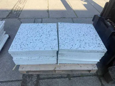 Natuursteen terrazzo tegels 60×60 cm -10,44m2 – kavel bij Onlineveilingmeester, Zutphen