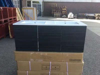 Badmeubel 3- deurs met wastafel, zwart/wit – kavel bij Onlineveilingmeester, Zutphen