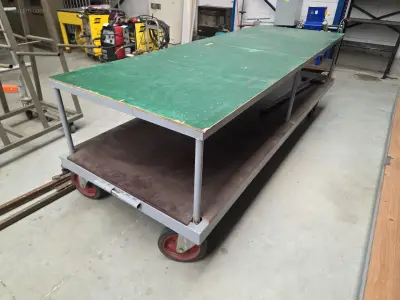 Verrijdbare zware tafel NN – kavel bij Auctim, Mortsel
