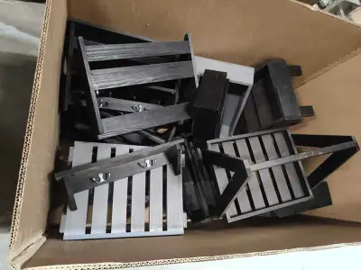 Grote doos met houten, tafels, kapstokken, etc., zwart,/antraciet – kavel bij Onlineveilingmeester, Zutphen