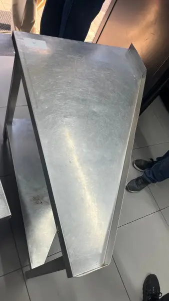 Lot n° 3 — trois tables professionnelles en inox – kavel bij Auctionline
