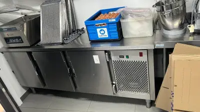 Lot n° 4 — deux frigos-comptoirs professionnels en inox – kavel bij Auctionline