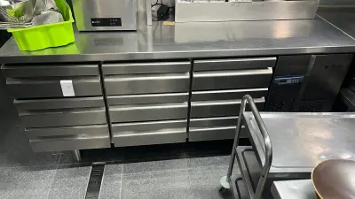 Lot n° 5 — deux comptoirs frigorifiques professionnels en inox à tiroirs – kavel bij Auctionline
