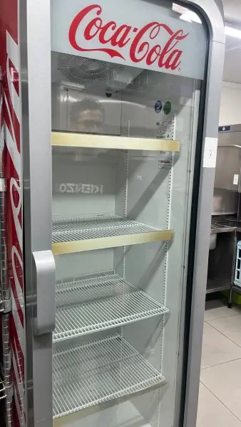 Lot n° 7 — réfrigérateur vitrine coca-cola – kavel bij Auctionline
