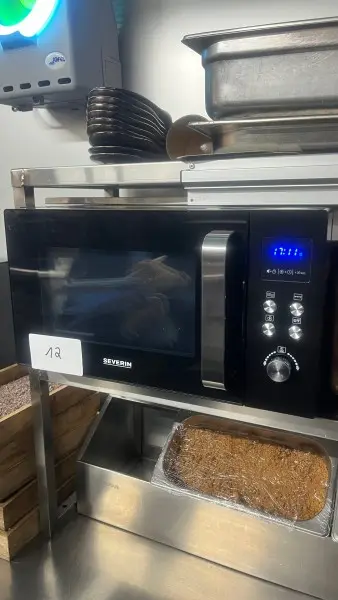 Lot n° 12 — deux fours à micro-ondes menumaster et severin – kavel bij Auctionline