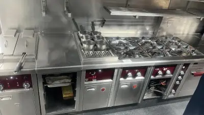 Lot n° 16 — fourneau professionnel charvet avec friteuse et six feux gaz – kavel bij Auctionline