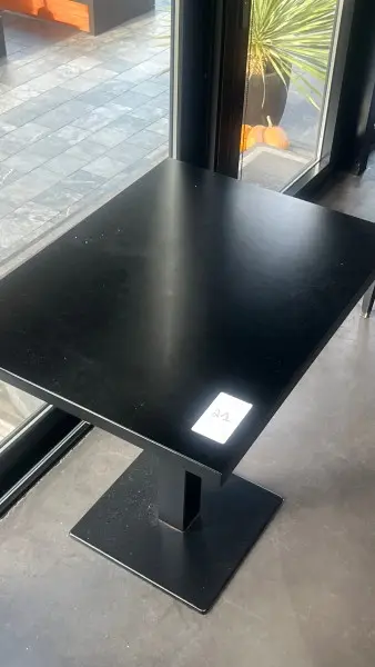 Lot n° 21 — 20 tables de restaurant carrées noires – kavel bij Auctionline