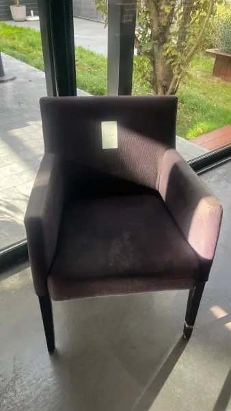 LOT N° 26 — 26 FAUTEUILs REMBOURRÉS EN TISSU GRIS ANTHRACITE – kavel bij Auctionline