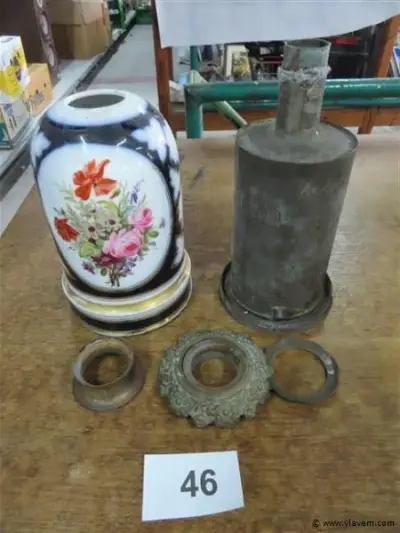 Oude lamp met porseleinen huls – kavel bij Vlavem