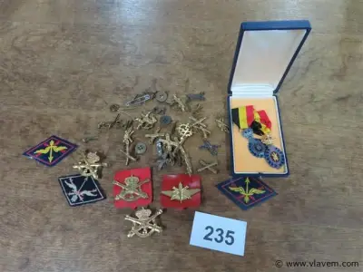 Medailles, speldjes enz… – kavel bij Vlavem